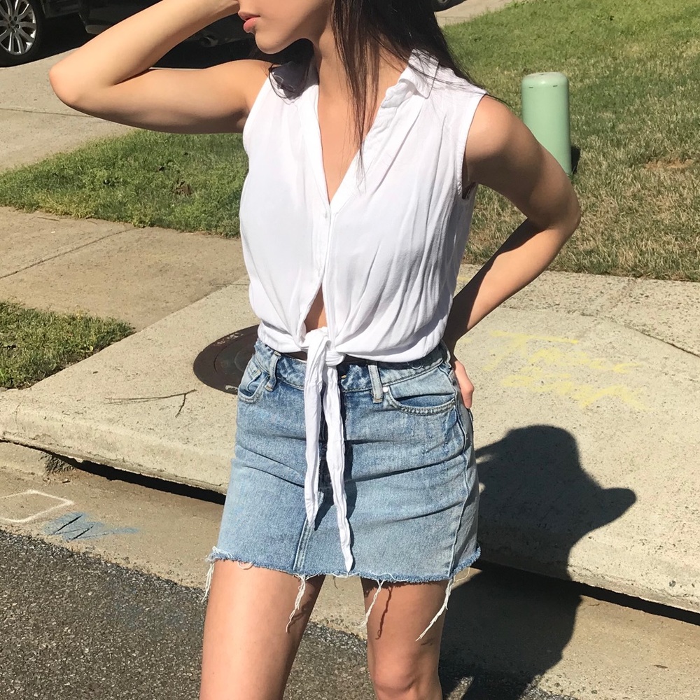 White button up, sleeveless tying up blouse
